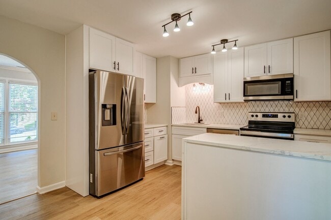 Building Photo - Renovated 4 bed home in Kennesaw w/ Designer Kitchen