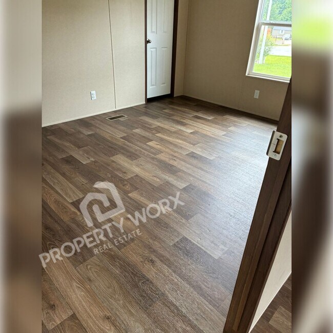 Building Photo - 3 Bedroom Home, Nashville