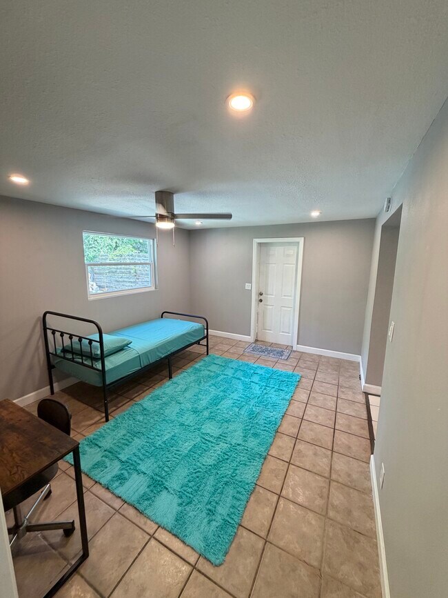Building Photo - 2301 Trelain Dr S