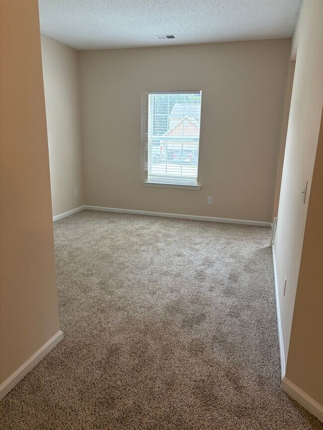 Building Photo - Large Home in Established Neighborhood