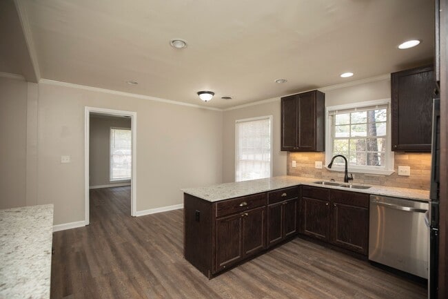 Building Photo - ** 4 bed 2 bath located by Montgomery Academy ** Call 334-366-9198 for a self showing