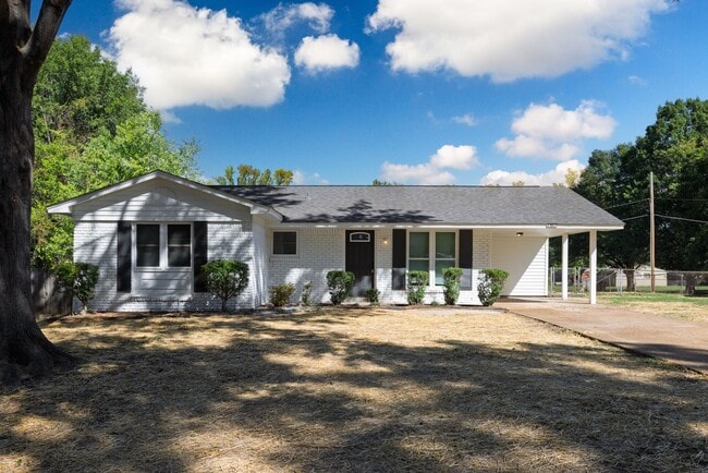Building Photo - 3 bedroom, 2 bath recently renovated in So...