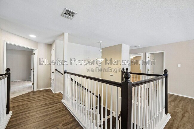 Building Photo - 315 Hollow Grove
