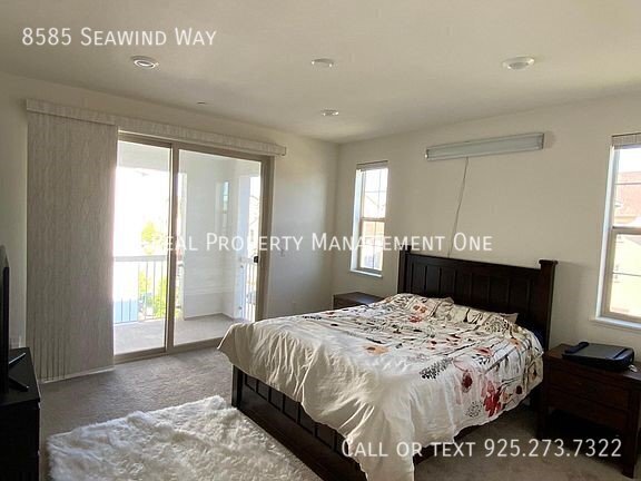 Building Photo - Gorgeous 3 Bed/3.5 Bath Home in Perfect Ne...