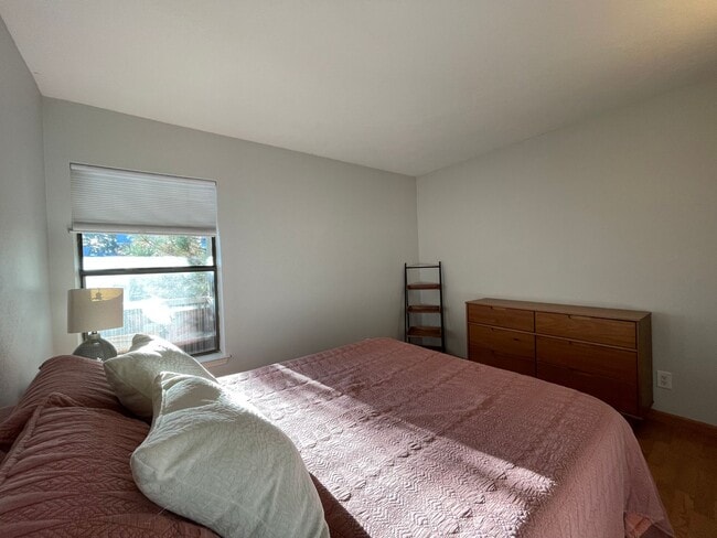 Building Photo - Furnished Oppenheimer Condo; Shorter Lease Options; Unit 212