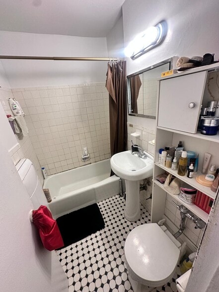 Building Photo - 2534 Crescent St