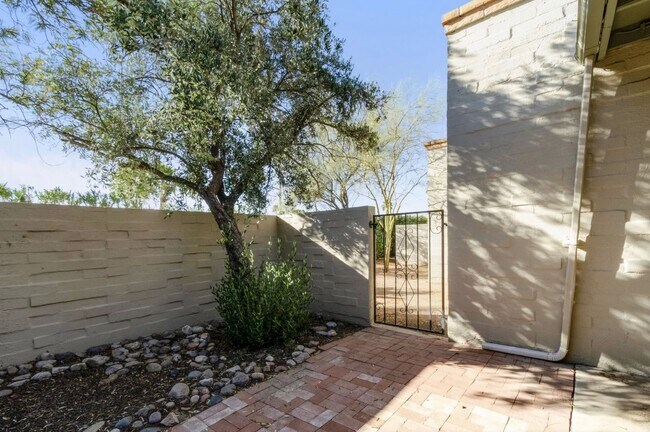 Building Photo - Cozzy Townhome with incredible mountain views! New Kitchen Appliances!