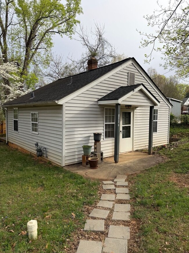 Building Photo - 1305 Cherry Avenue- E