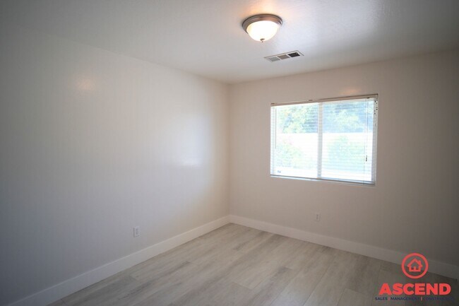 Building Photo - Lovely Home in Southwest Bakersfield!-SOLA...