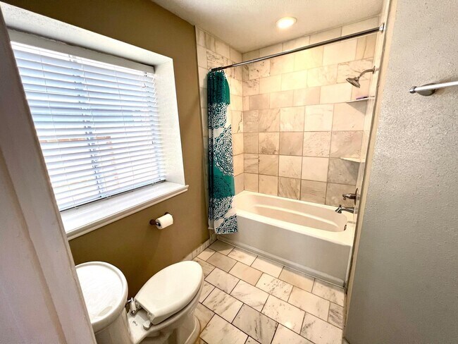 Building Photo - 4007 Lotus Dr