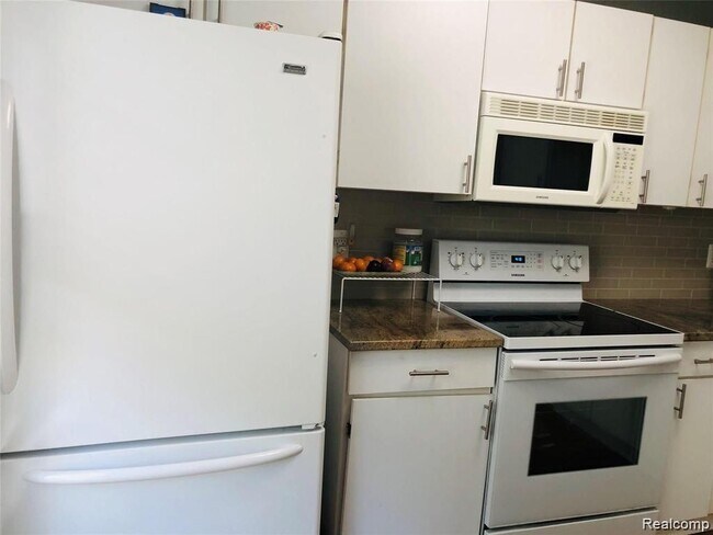 Building Photo - 41419 Cornell Dr