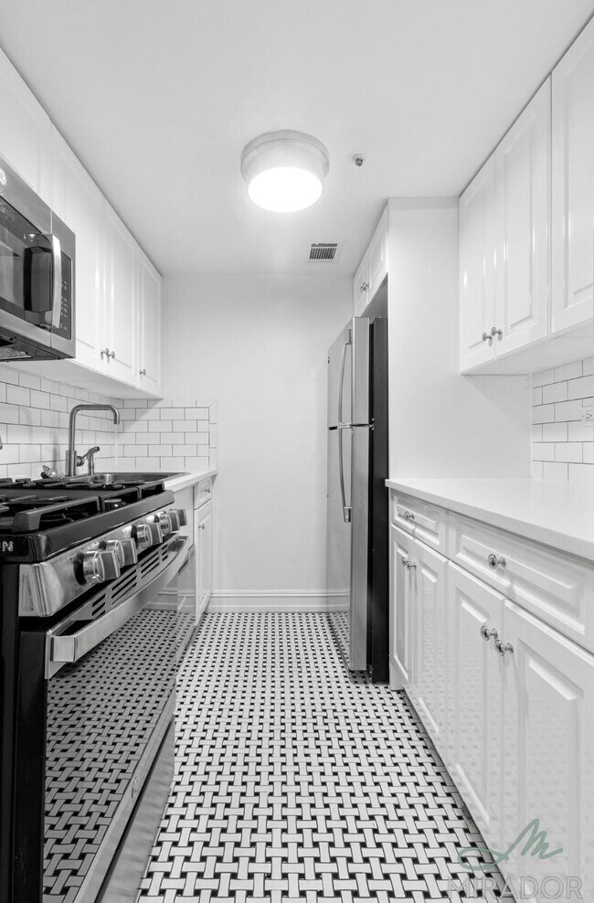 Building Photo - 0 bedroom in New York NY 10003