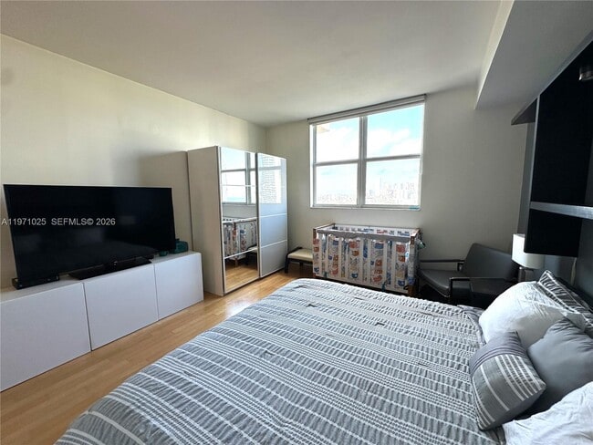 Building Photo - 2475 Brickell Ave