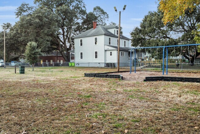 Building Photo - 1110 N Pasteur St