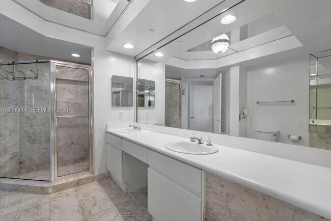 Building Photo - 16400 Collins Ave