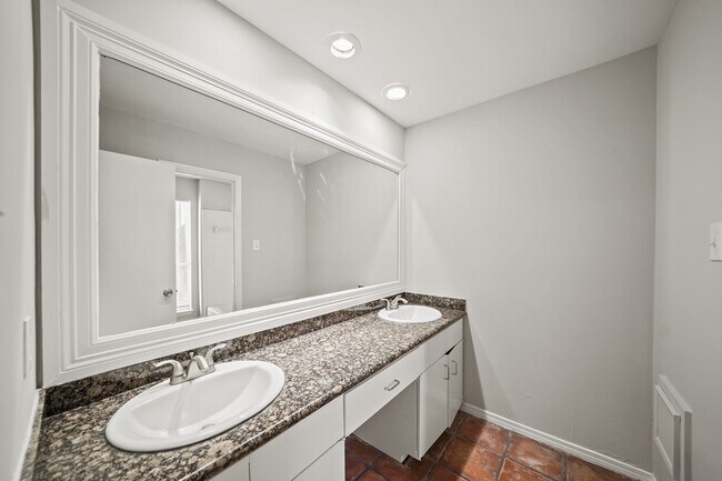 Building Photo - 4343 Willow Beach Dr