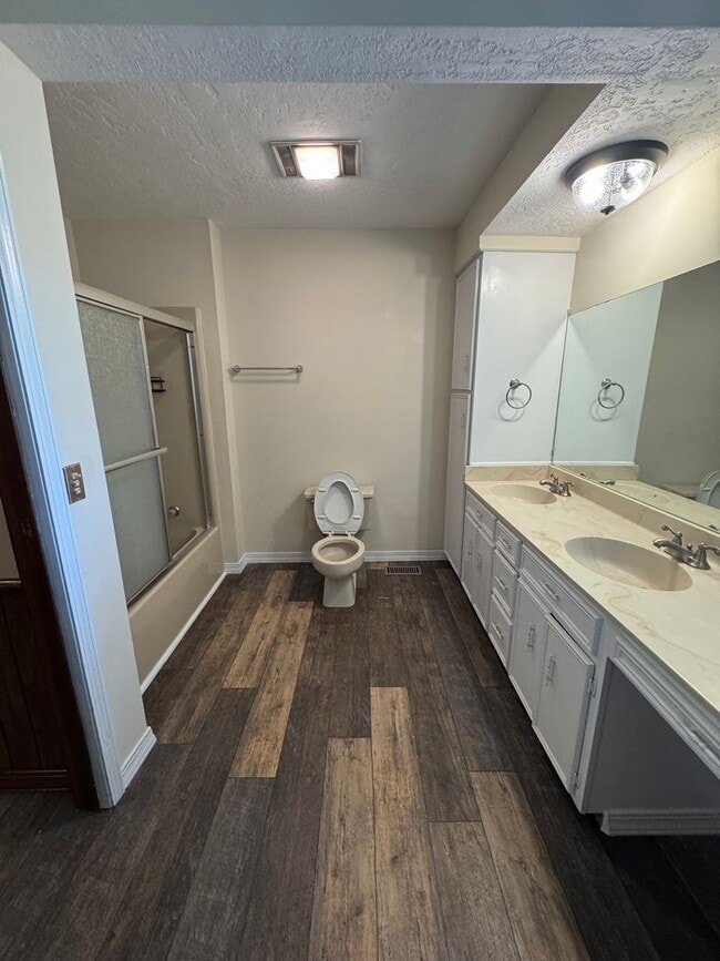 Building Photo - Prime Location! 3 Bed Home on Highway to M...