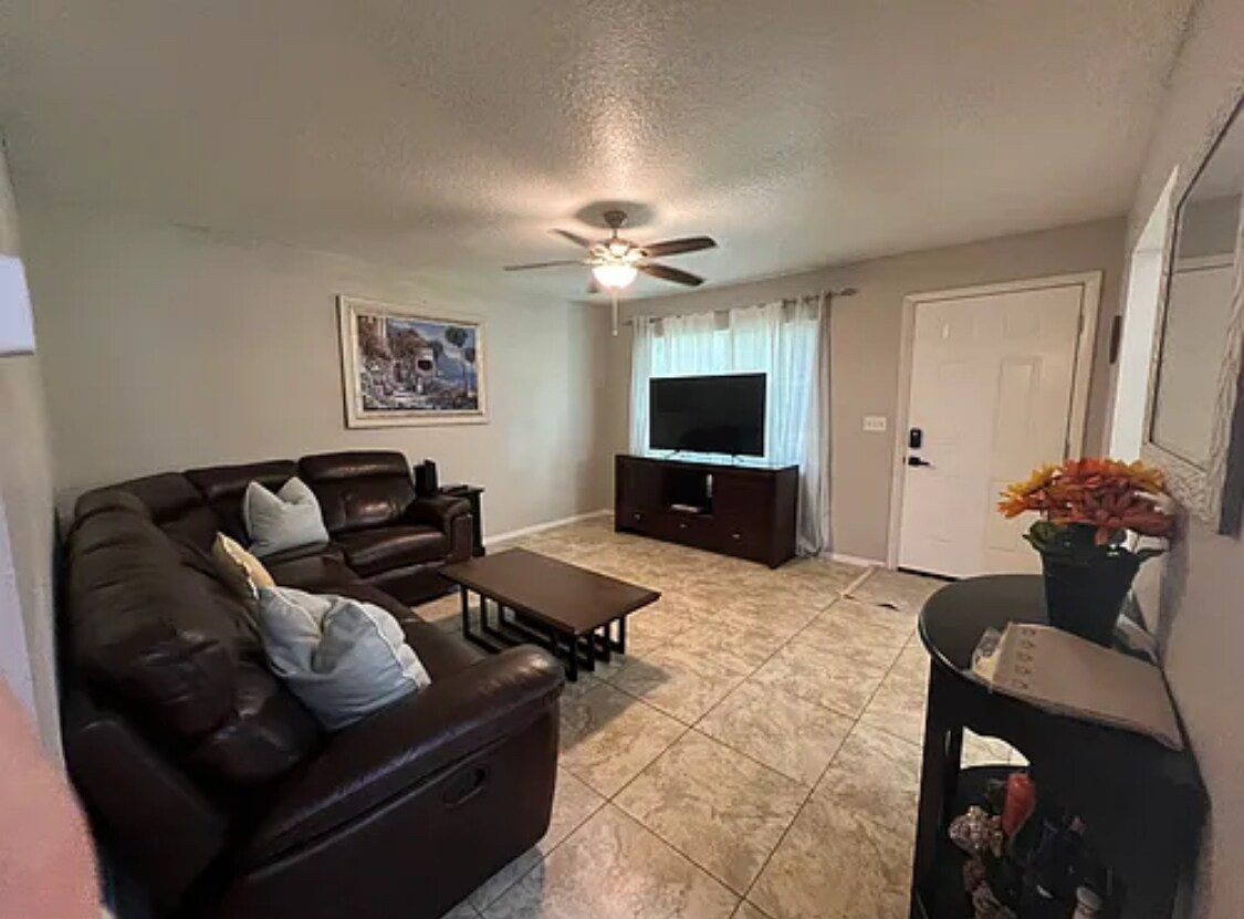 Building Photo - 1618 Amberglen Dr