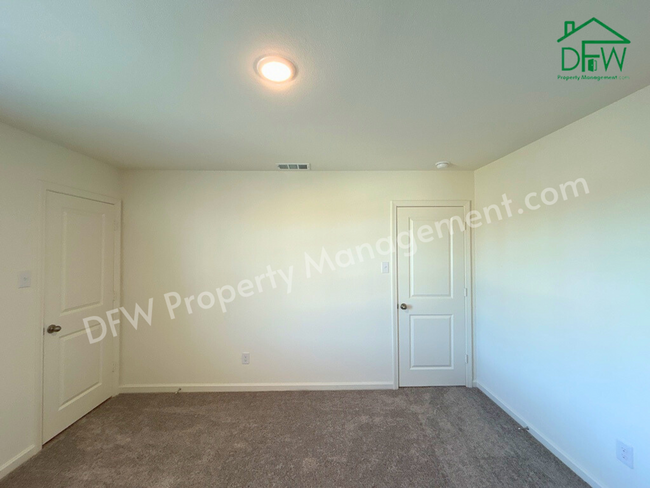Building Photo - Spacious 5-Bedroom Home with Modern Upgrad...