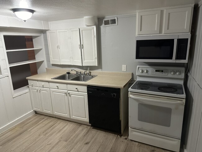 Building Photo - 2025 Emporia St