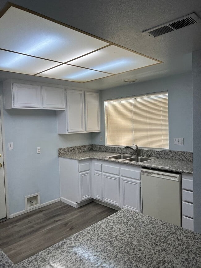 Building Photo - Spacious 2 bedroom condo with garage