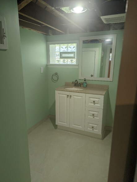 Building Photo - 612 Louis Ave