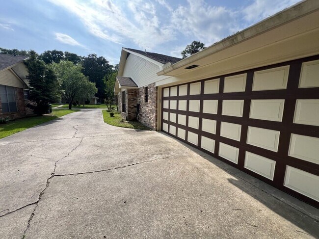 Building Photo - Spacious 4BR Brick Home with Office, Fireplace & Fenced Yard in Parkwood Terrace