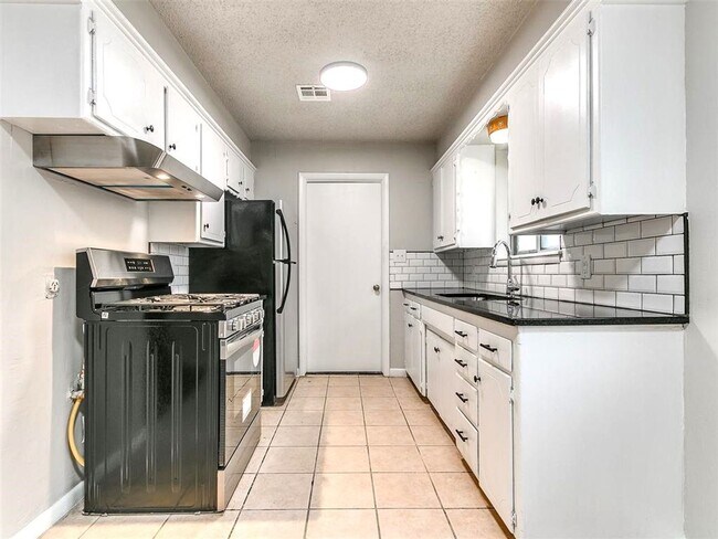 Building Photo - Super 4 Bed 1.5 Bath in the South Gate Addn in Moore, OK