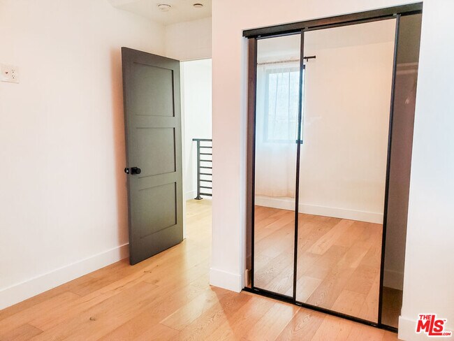 Building Photo - 11221 Hannum Ave