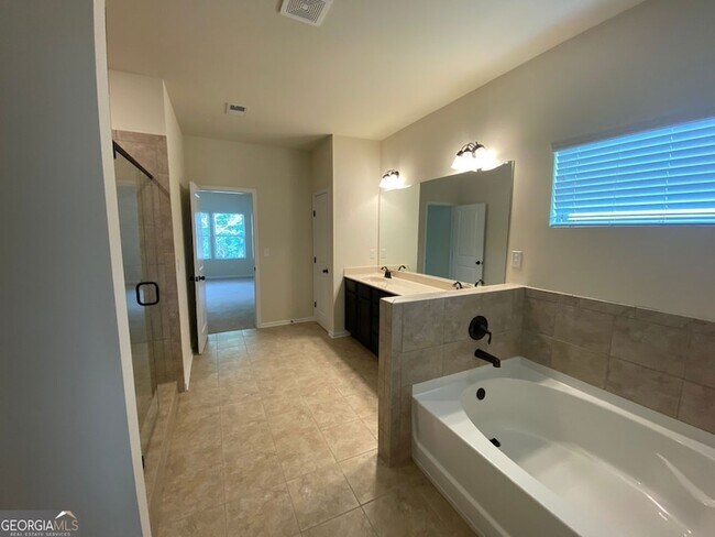 Building Photo - 5595 Mirror Lake Dr