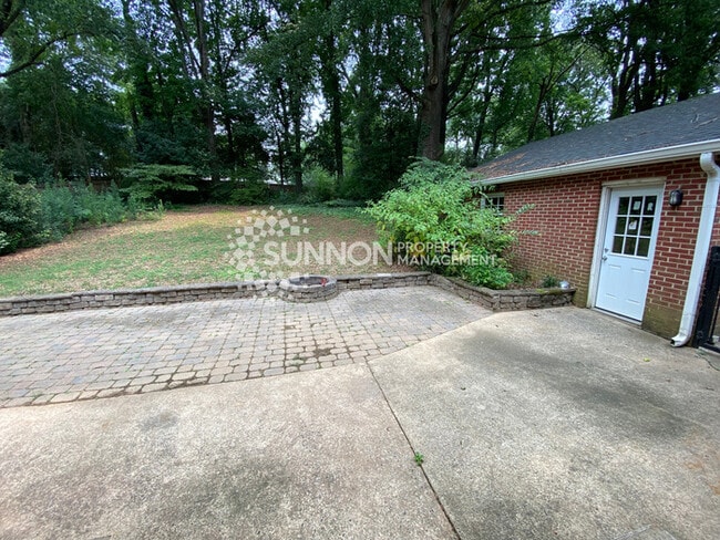 Building Photo - Charming 3 bed, 2.5 bath
