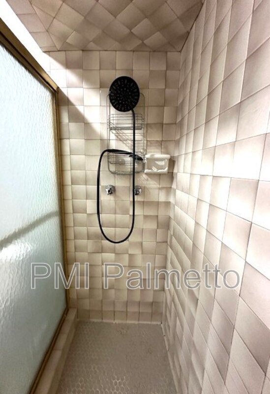 Building Photo - 105 Larkspur Ct