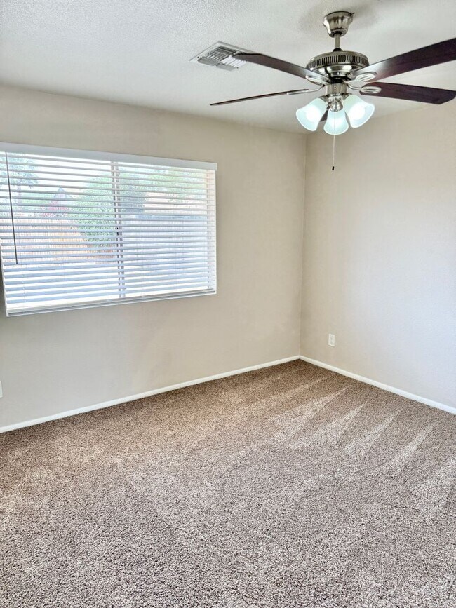 Building Photo - Fantastic 3 Bedroom/2 Bath Single Level Home & NO HOA!  Schedule a Showing Today!