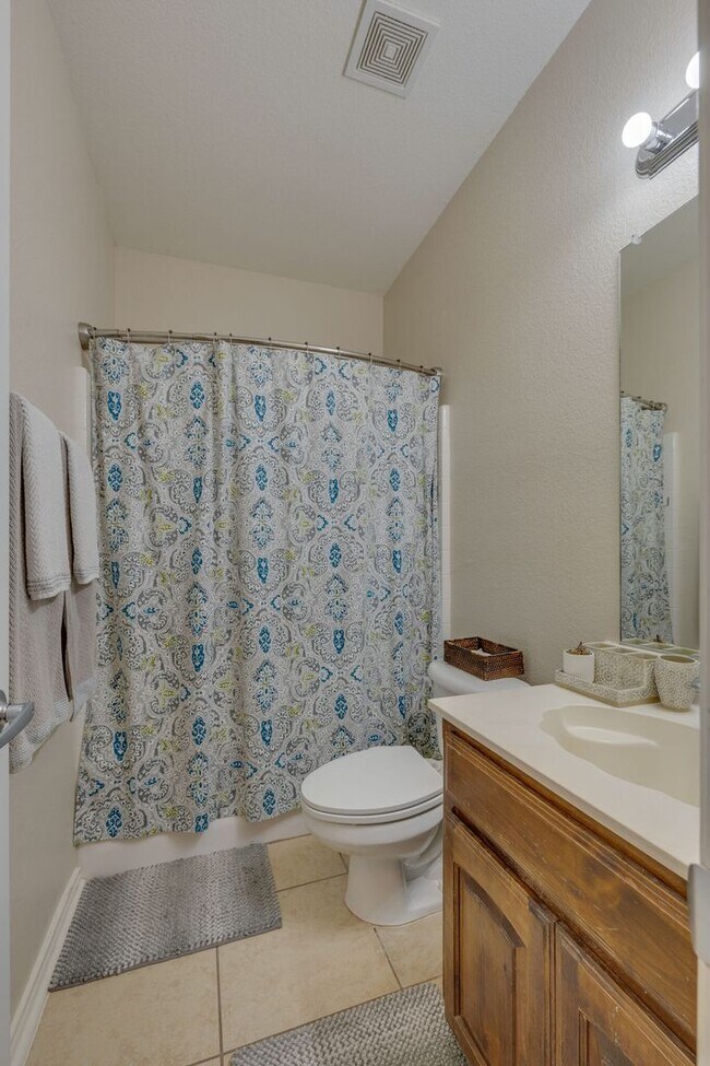 Building Photo - Welcome Home! Gorgeous 3 Bedroom Home Ready For Move In