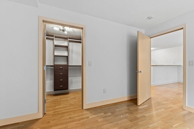 Building Photo - 1bd/1ba Seattle Condo
