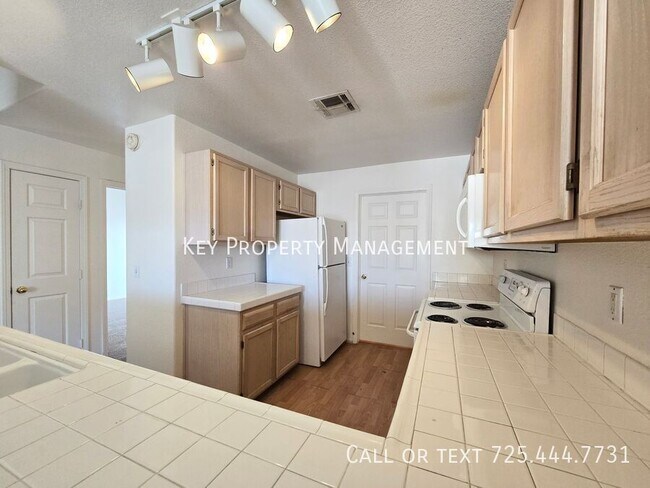 Building Photo - COZY 2 BED, 2 BATH UPSTAIRS CONDO* GATED C...