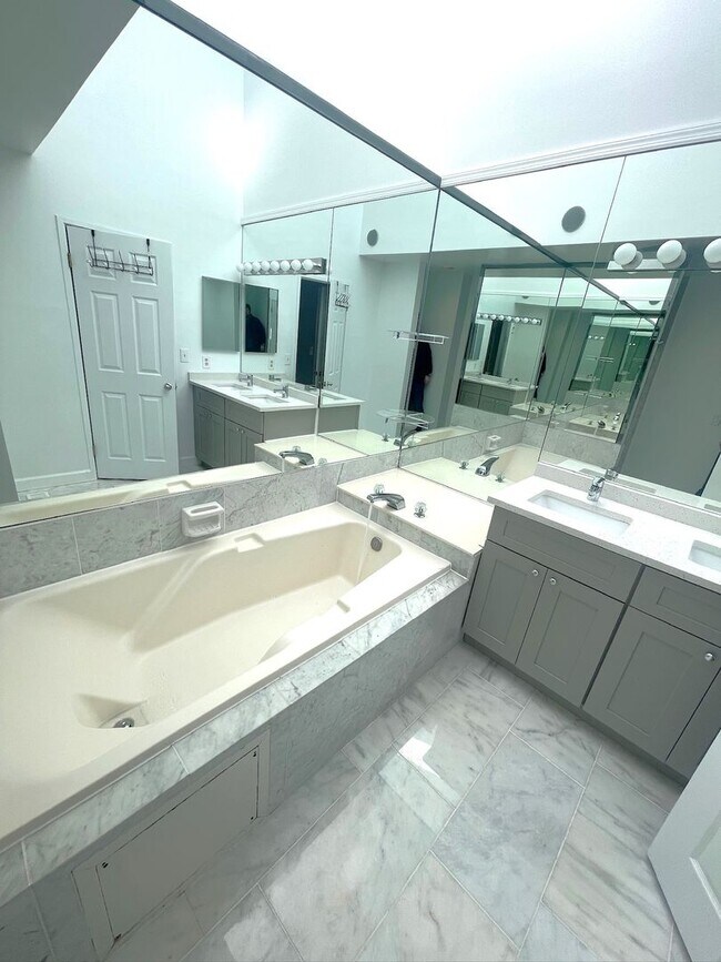 Building Photo - Newly Renovated 3 Level Townhome!