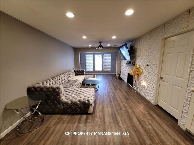 Building Photo - 24101 Plantation Dr NE