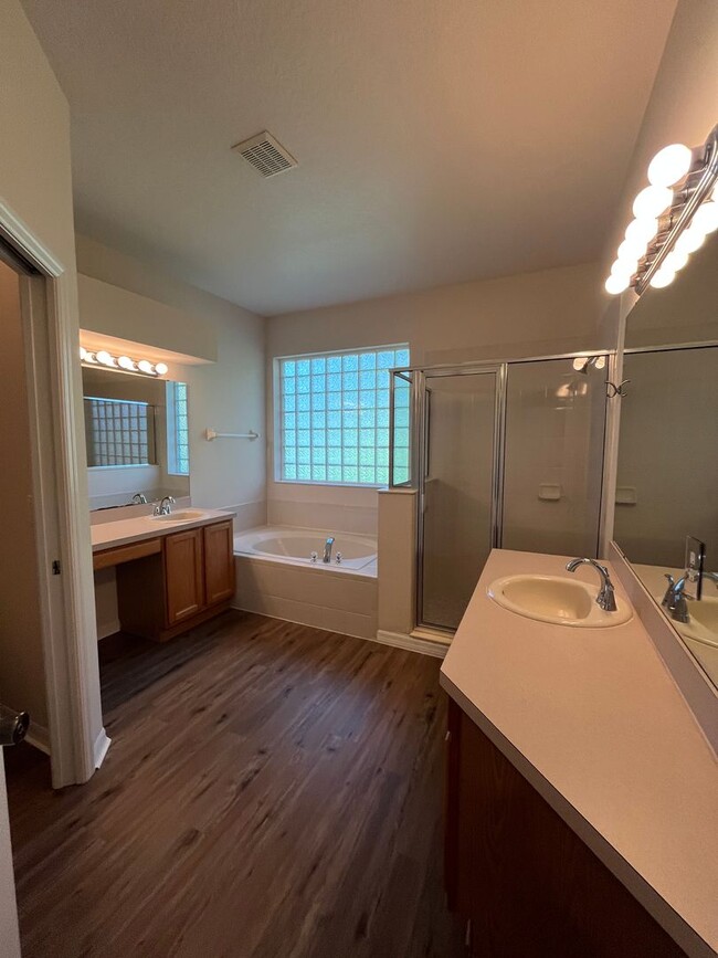 Building Photo - Stunning 2 story home features 4 bedrooms,...