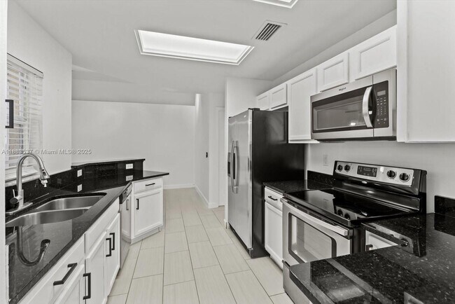 Building Photo - 1392 SW Sudder Ave