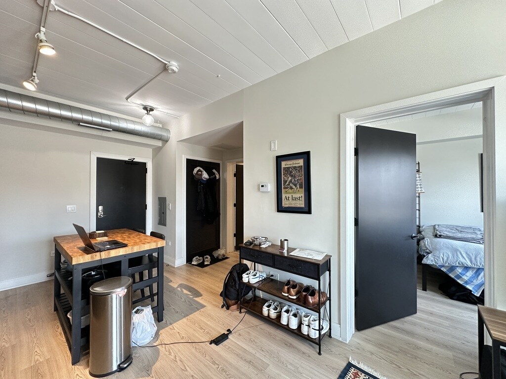 Building Photo - 941 W Belmont Ave