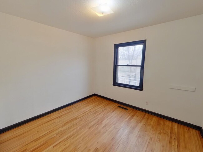 Building Photo - 1842 N Chautauqua St