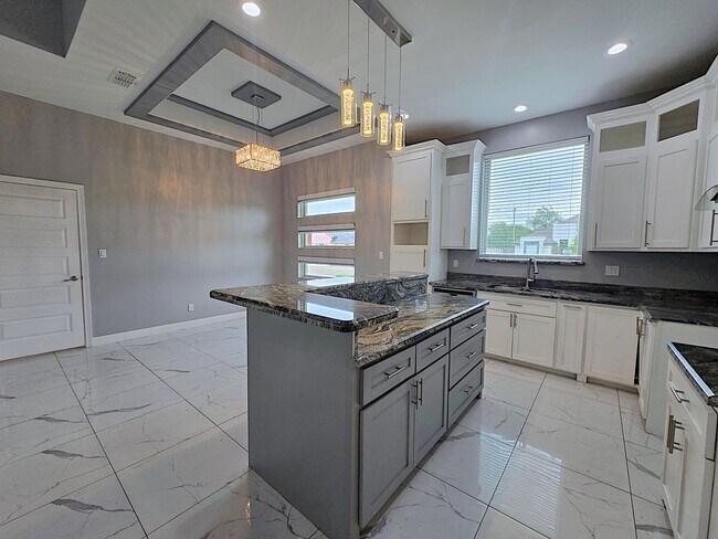 Building Photo - Beautiful Modern 4 Bed/3 Bath/2 Gar Centra...