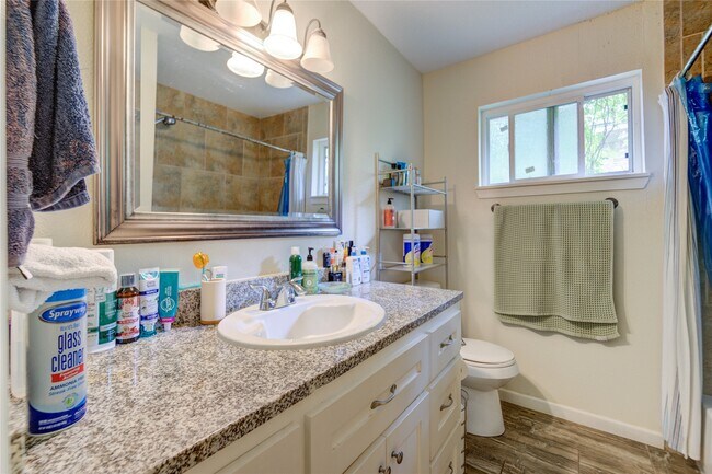 Building Photo - 3530 Kentwood Dr