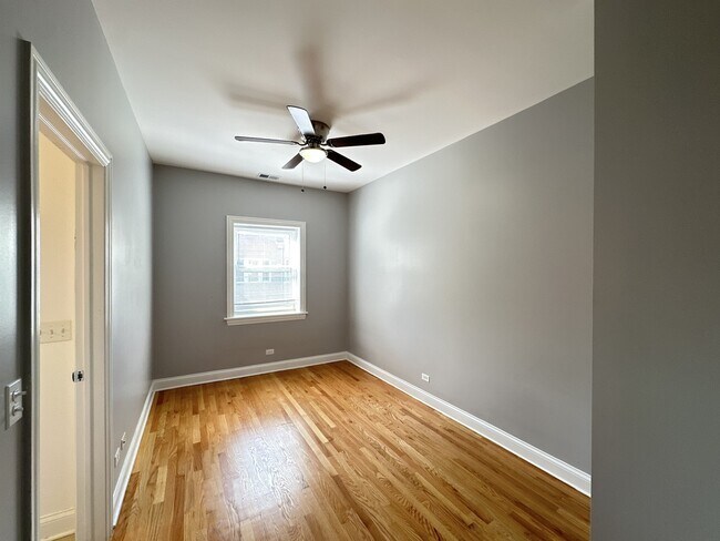 Building Photo - 4452 N Sheridan Rd