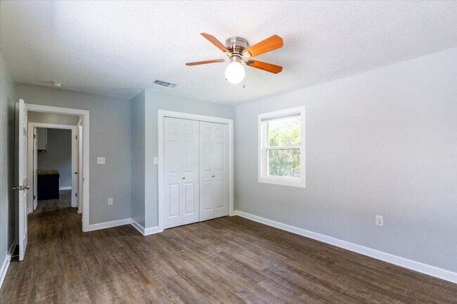 Building Photo - "Charming 3-Bed Oasis with Private Pool in Fort Walton Beach!"