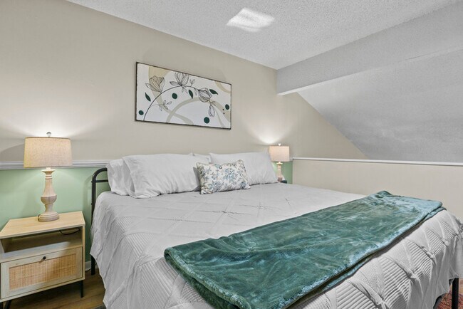 Building Photo - Fully remolded and furnished condo.