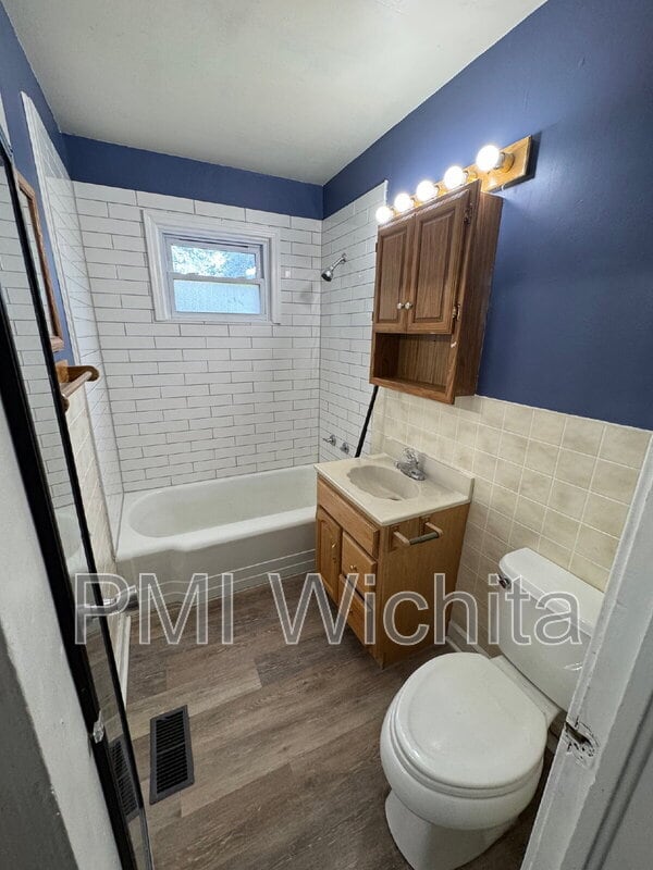 Building Photo - 707 N Spruce St