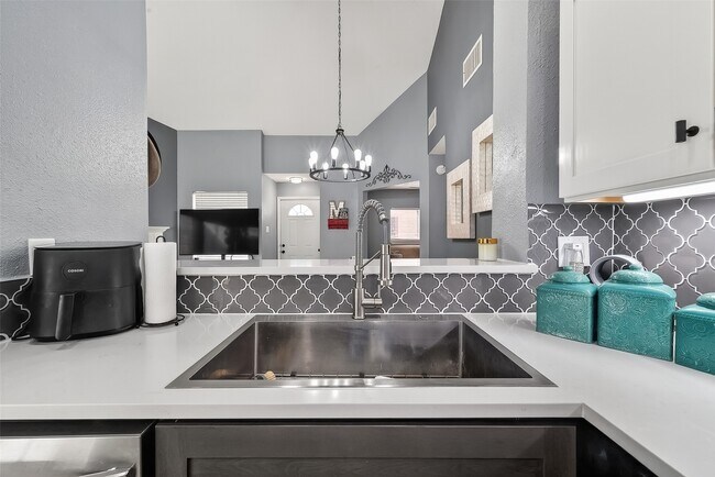 Building Photo - 18530 Trail Bend Ln