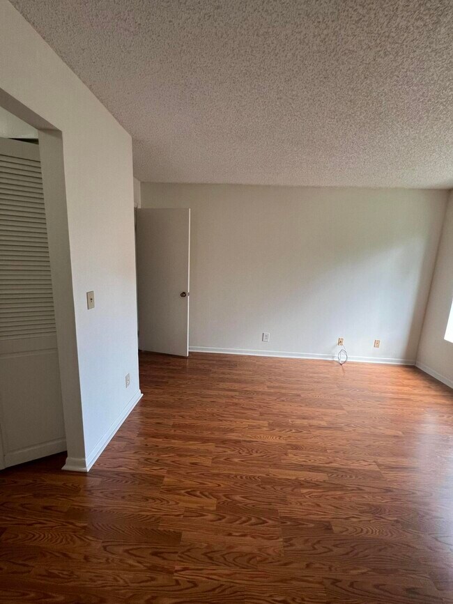 Building Photo - 706 Sunny Pine Way